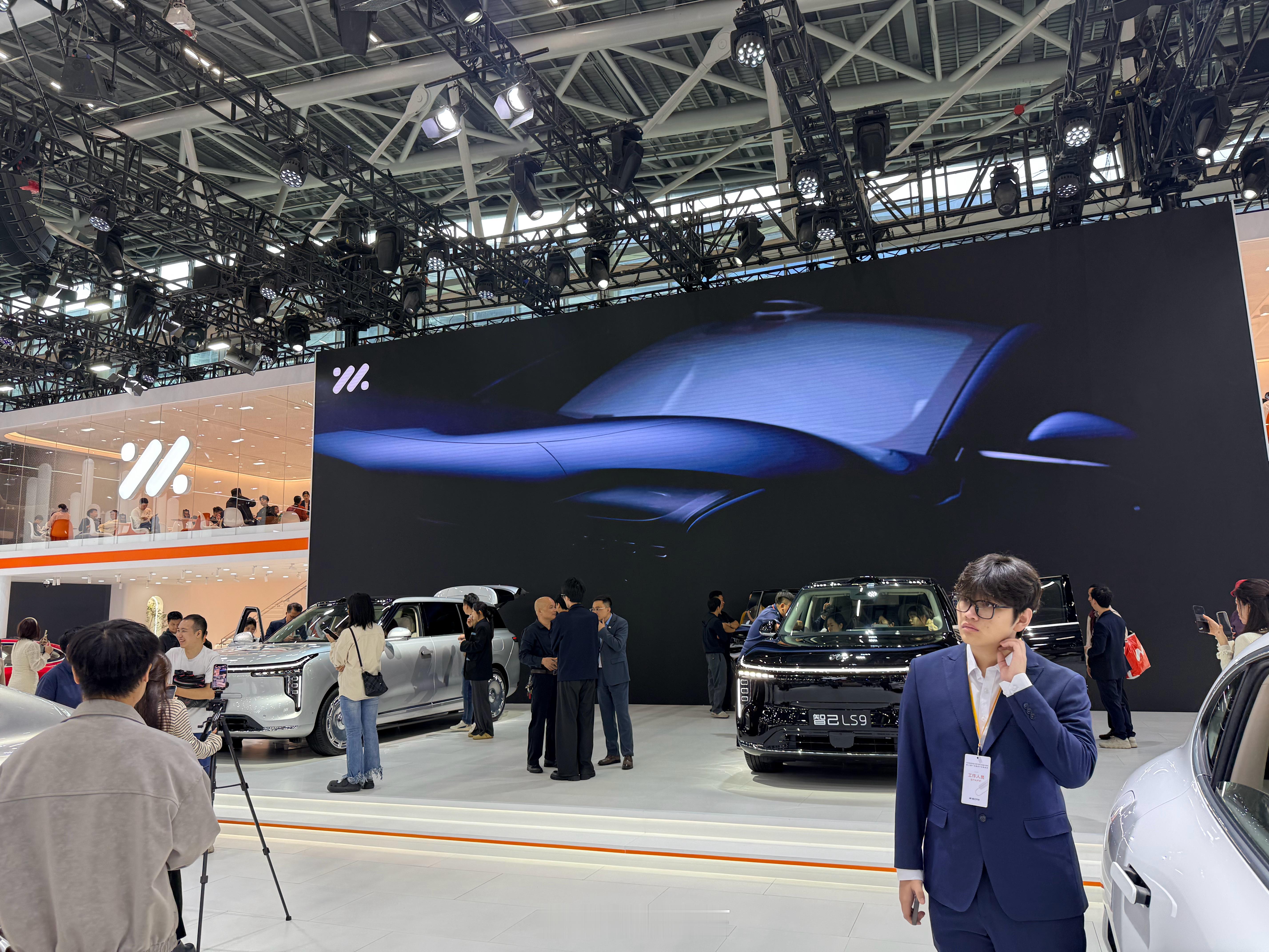 智己展台，家庭用户真的巨多，都是奔着LS9来的大电池增程➕大六座➕个性化选装，真