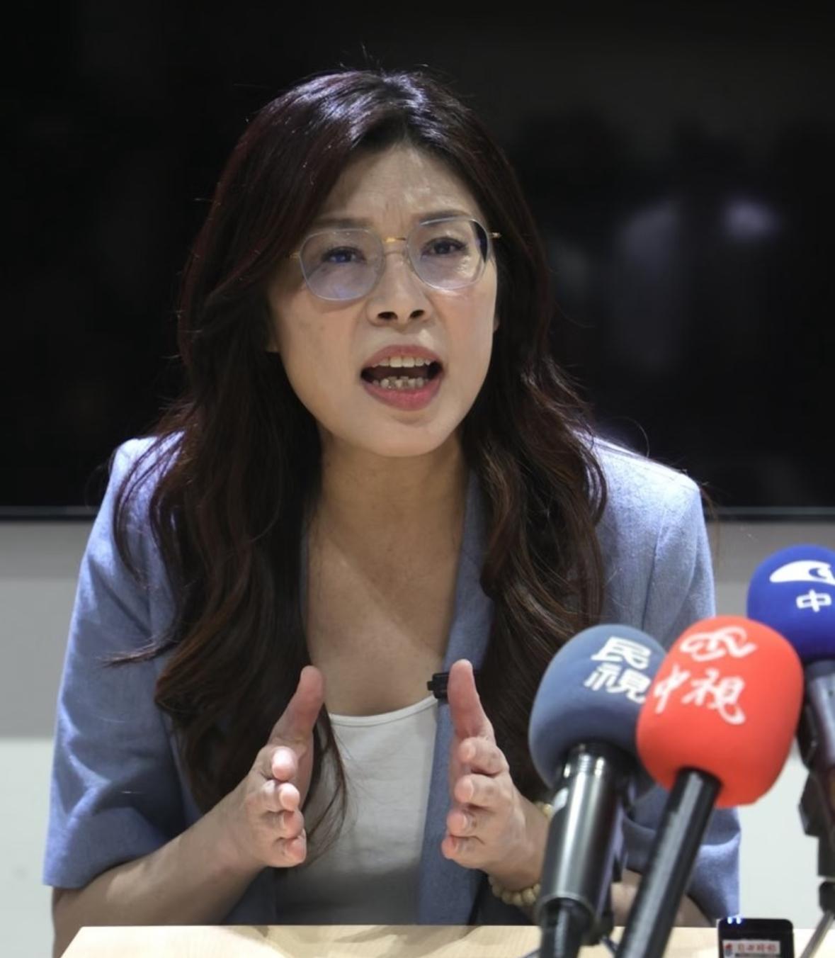 郑丽文这次发言，直接把我给看沉默了。那个昔日在辩论场上寸步不让、口若悬河的“