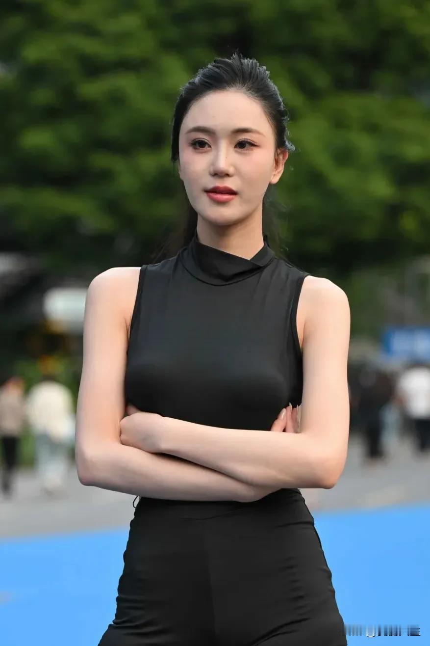 在湖边喝着咖啡看着风景跟客户谈着生意，心情超级好