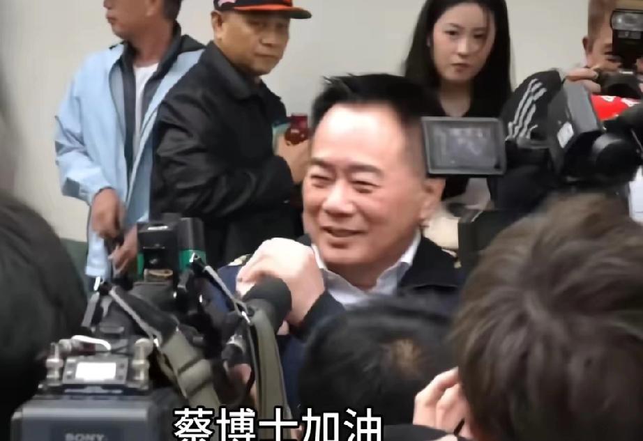 蔡正元真会给自己找事情，入监服刑也没闲着，在里面开了一个“蔡正元讲堂”。蔡正元妹