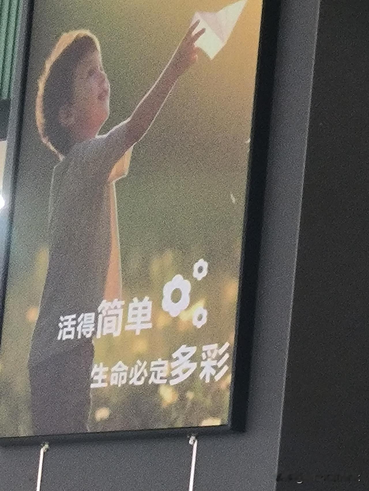 一对五十多岁的夫妻，丈夫抽烟喝酒，妻子也抽烟喝酒，一日三餐除了早饭不喝酒，中午饭