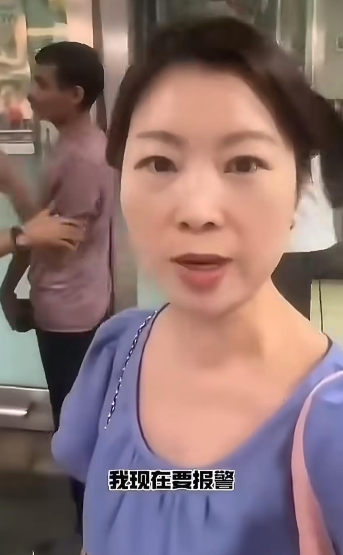 印度男子在新加坡地铁抓女子臀部被捕一名女子在新加坡乘坐地铁的时候，突然发现臀部