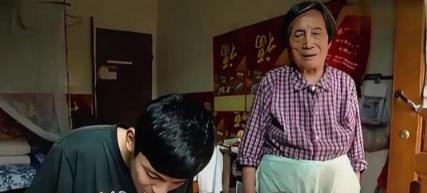 79岁的奶奶白中廷，为了落榜的孙子王润泽，干了件所有人都觉得“荒唐”的事：她瞒着