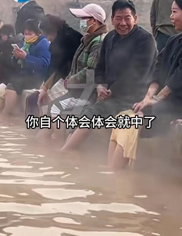 河南一村庄惊现露天温泉，52度热水泡脚直呼“得劲”！12月9日河南巩义，一村