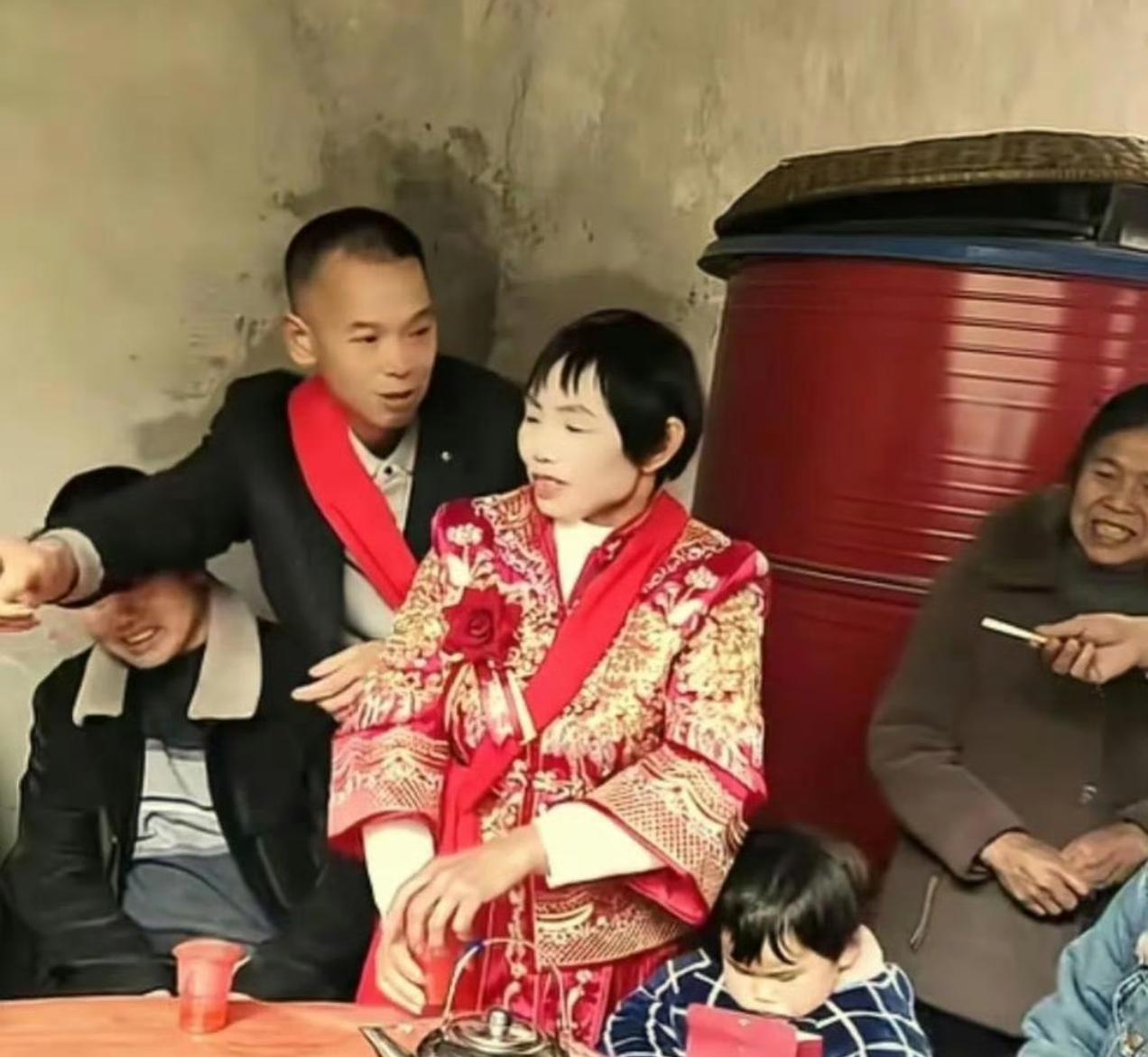 大哥为了娶老婆也是拼了，58岁的婆娘也要，脸白得吓人，如果是你到40岁还没结婚，