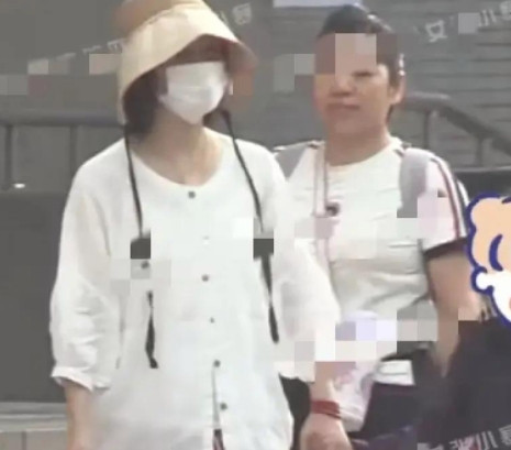 张杰谢娜，太真实了！25年4月23日上午，有网友偶遇张杰谢娜带着三个孩子逛商