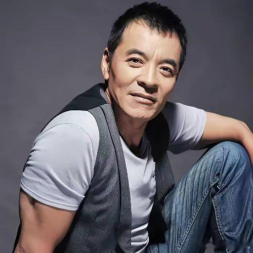 刘威说自己第一次来北京住到了刘蓓的家里，房子小的进门就上床，连个卫生间都没有。刘