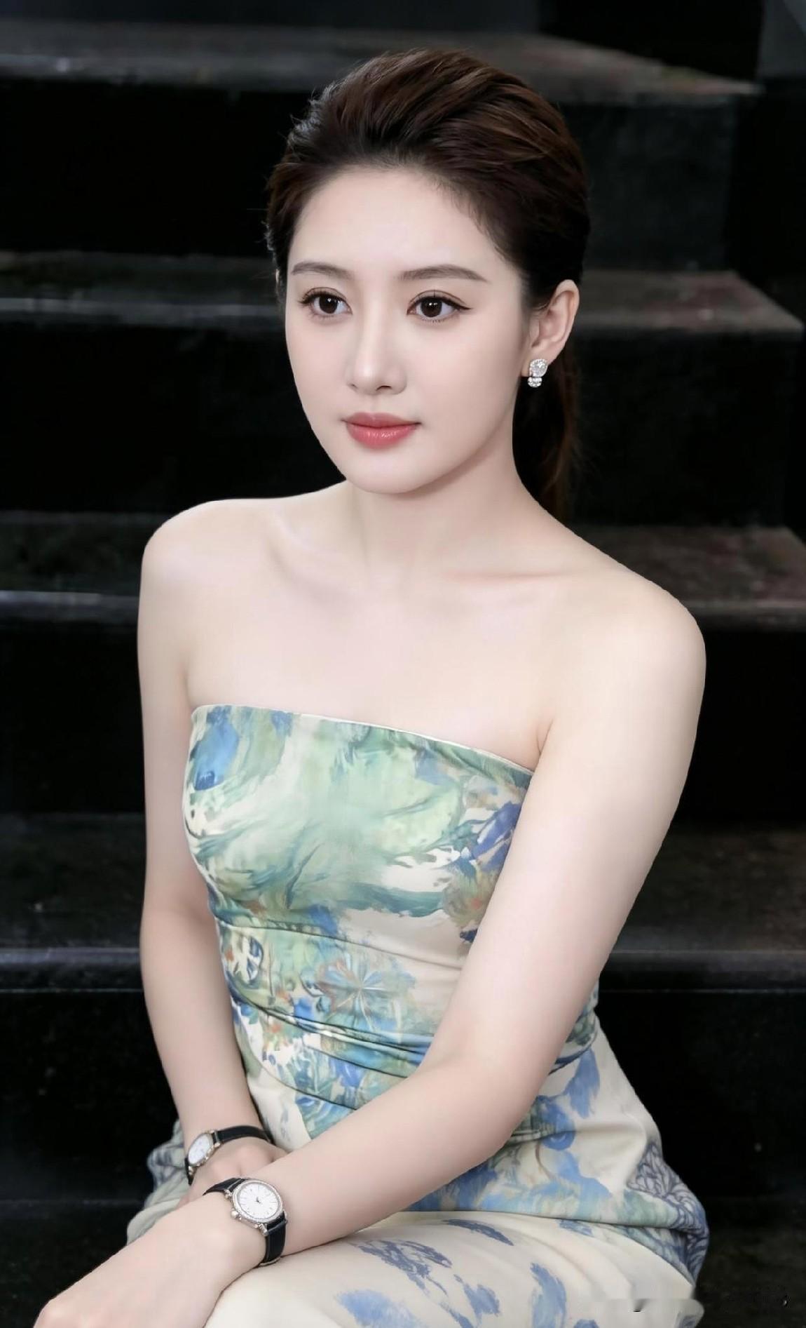 说真的，眼前的这位美女，大多数男生看了都会说好看，我也认为是。美女皮肤白皙