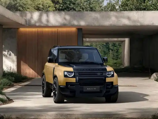 路虎卫士硬派越野的现代解构在豪华越野车市场， 路虎卫士始终占据着一个特殊的位置