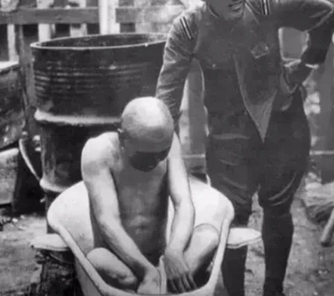 1940年，一个日本军官带人冲进了一个农户家，在屠杀了农户一家三口后，日军开始洗