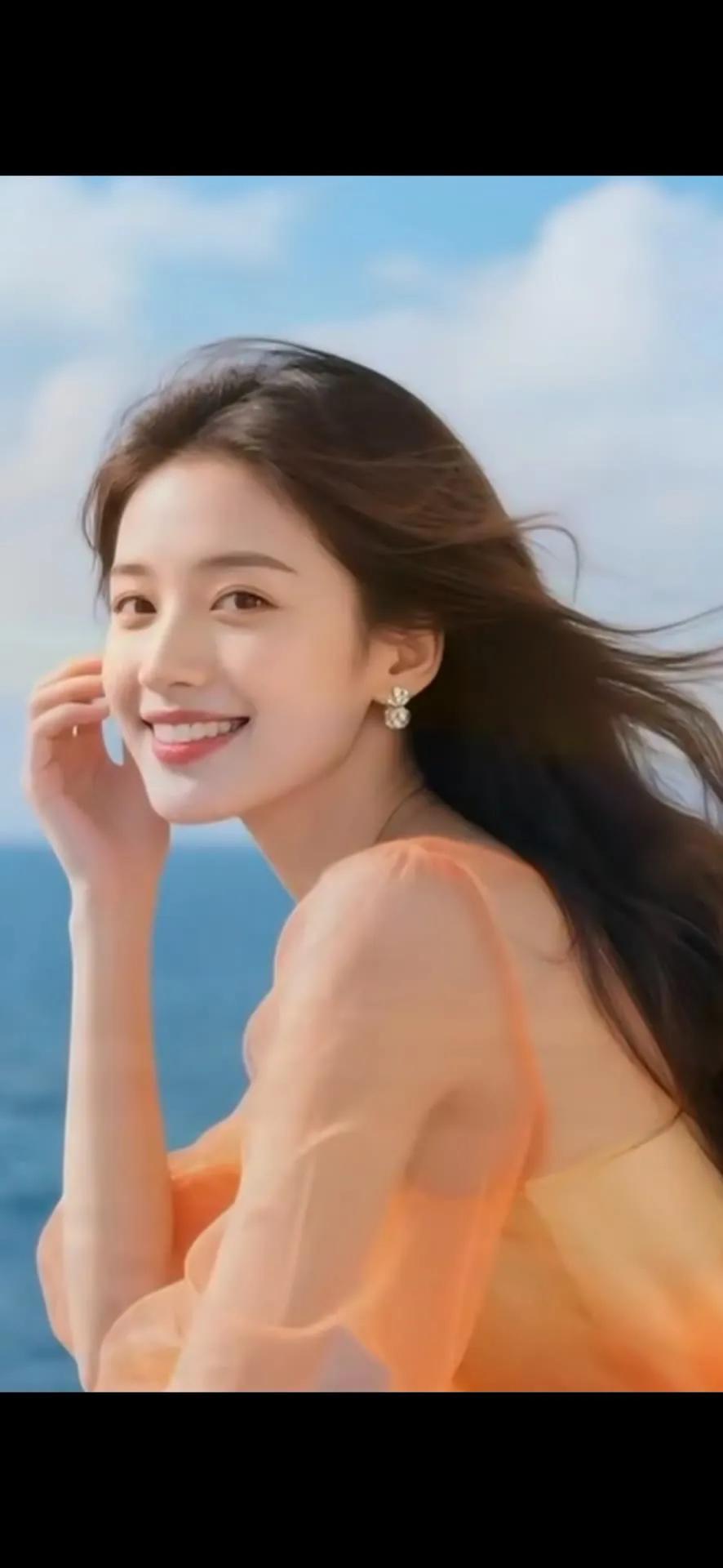 海风轻拂发梢，带着咸湿的暖意漫过肩头，蓝天映着澄澈海面，每一缕风都藏着松弛的惬意