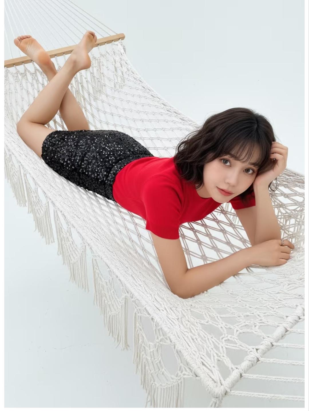 短发真好看，但更吸引我眼球的是那脚丫子，脚底怎么那么黄呢看着走路很多的样子。