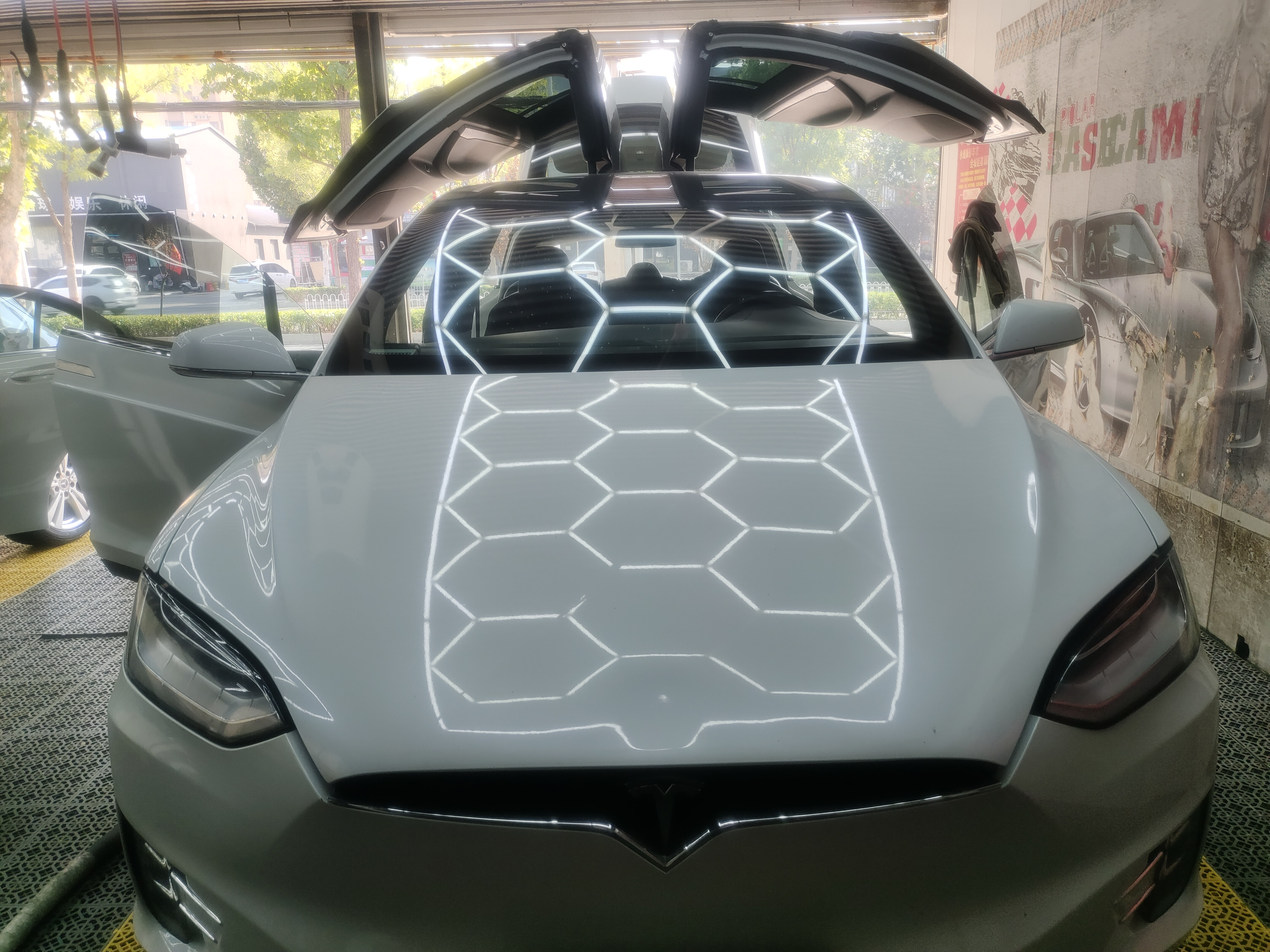 特斯拉Modely你可能常见，但今天这台特斯拉的Modelx你可能见的不多！昨天中午店里洗了一台特斯