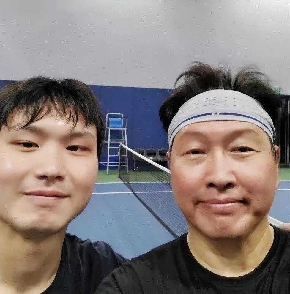 崔泰源再不清醒，但在继承人这一块，还是很明智的！与小三有个女儿，也养着现任与前