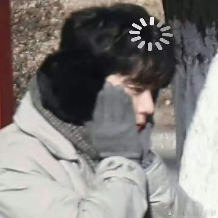 肖战冷得捂脸肖战捂脸路透肖战冷得捂脸，哈哈哈啊哈，好好好