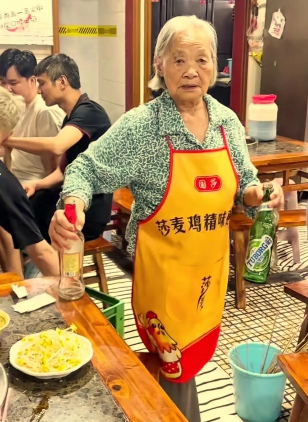 现在为啥退休老人又好找工作了？今天去吃饭，遇到店里几个服务员都是快70岁的老大妈