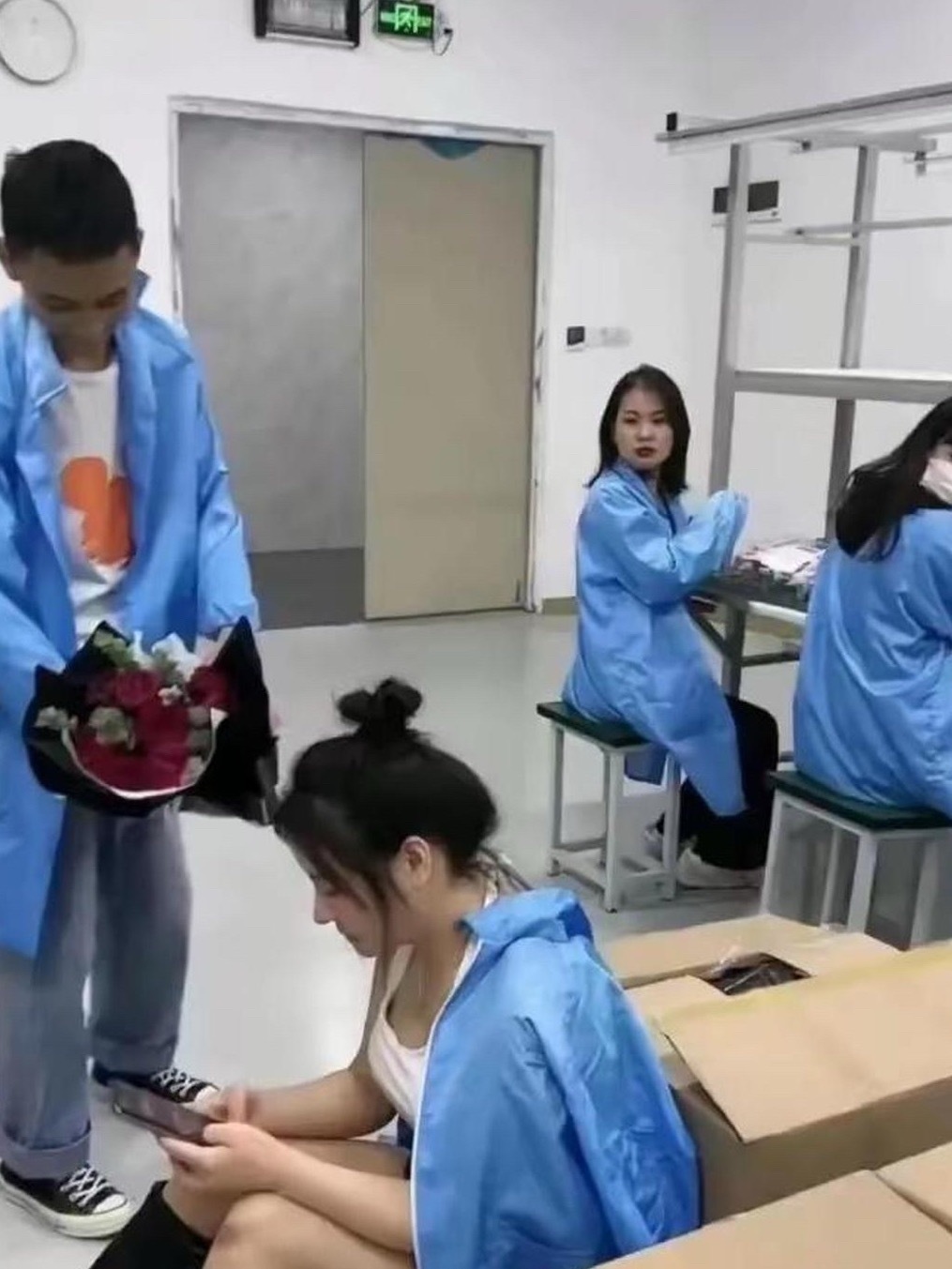 电子厂的“爱情”，都是在哄笑中收场
