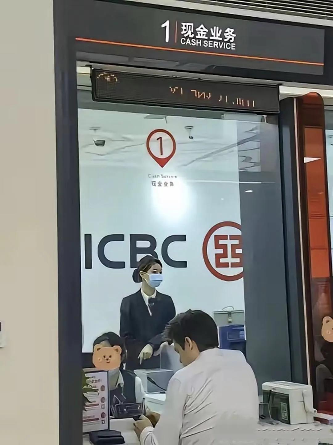 我姐在券商做分析师，她告诉我，眼下金价跌成这样，先别急着伸手去接。她说，这次不太