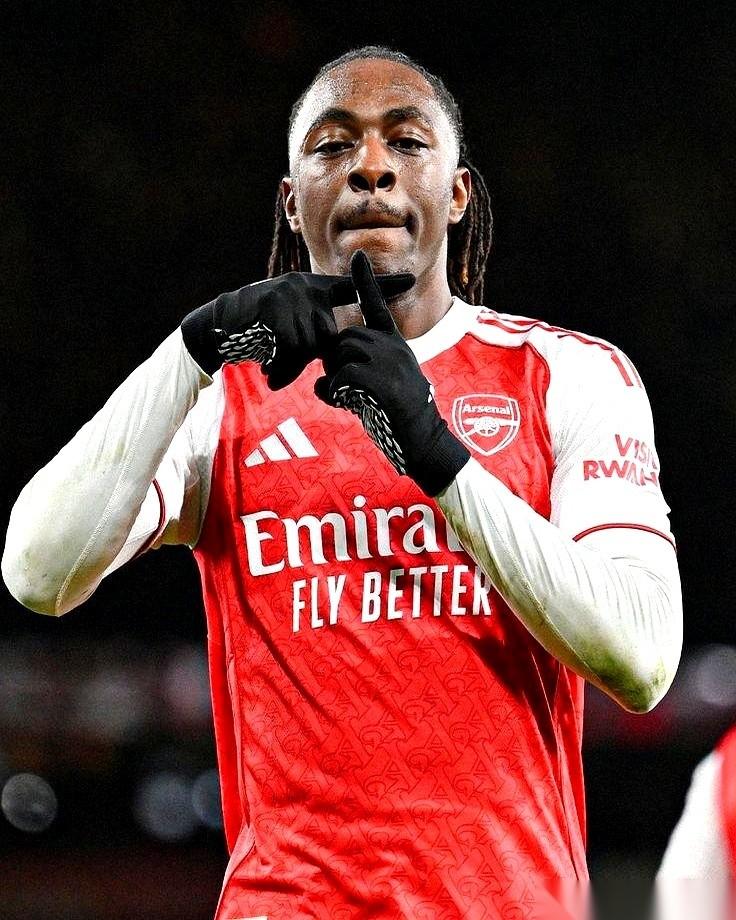 亨利就坐在演播室里，看着屏幕上阿森纳1-0的比分。周围的人都在讨论那个进球，但