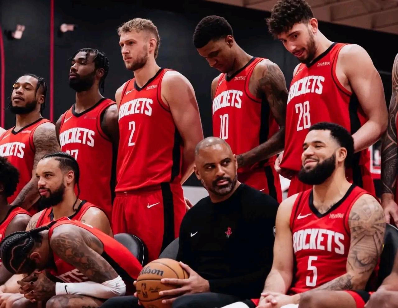 火箭这群新秀就是缺个老大，以为阿杜可以，现在发现他的打法有点游离火箭整体之外，得