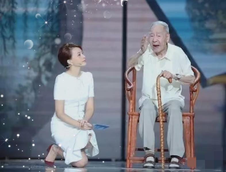 上海卫视主持人撅着采访《奥德赛》主创被骂，董卿跪着采访却全网一片夸赞，二者差距到
