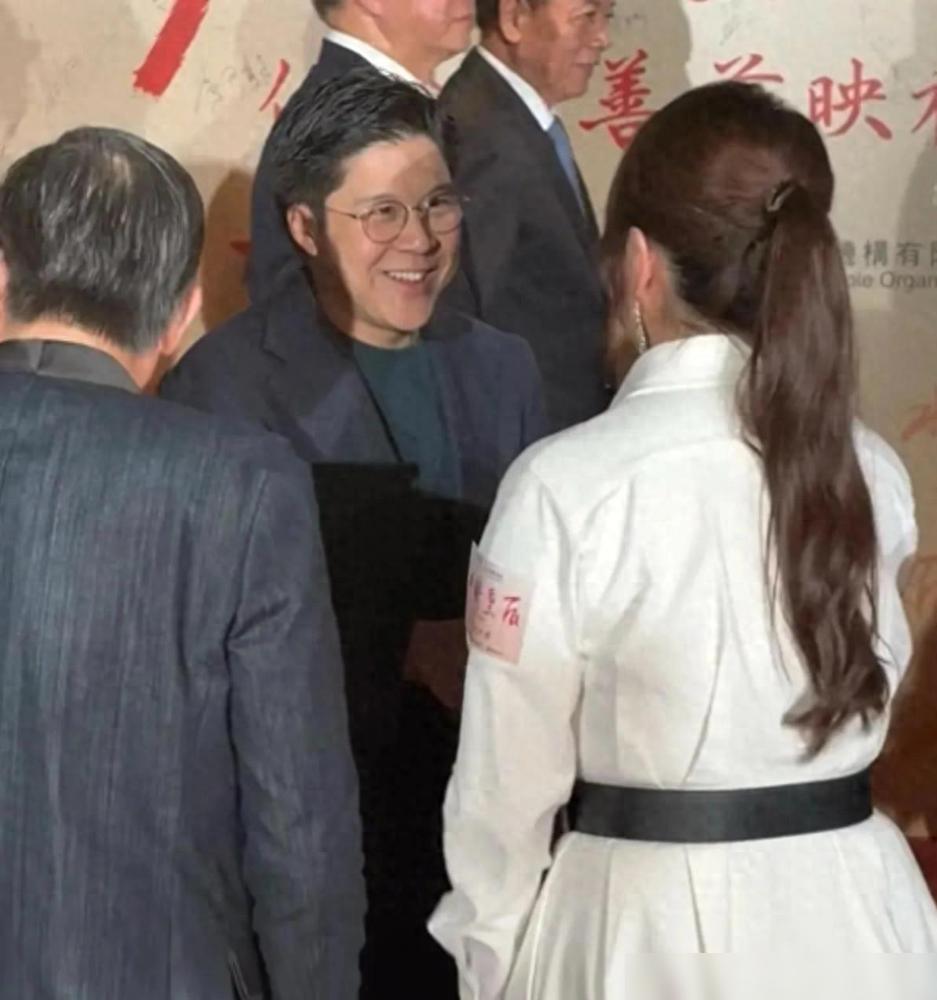 霍家四代出街太敢玩！小少爷抱书“巡街”气场两米八，长孙女戴王冠秒变“在逃女王”