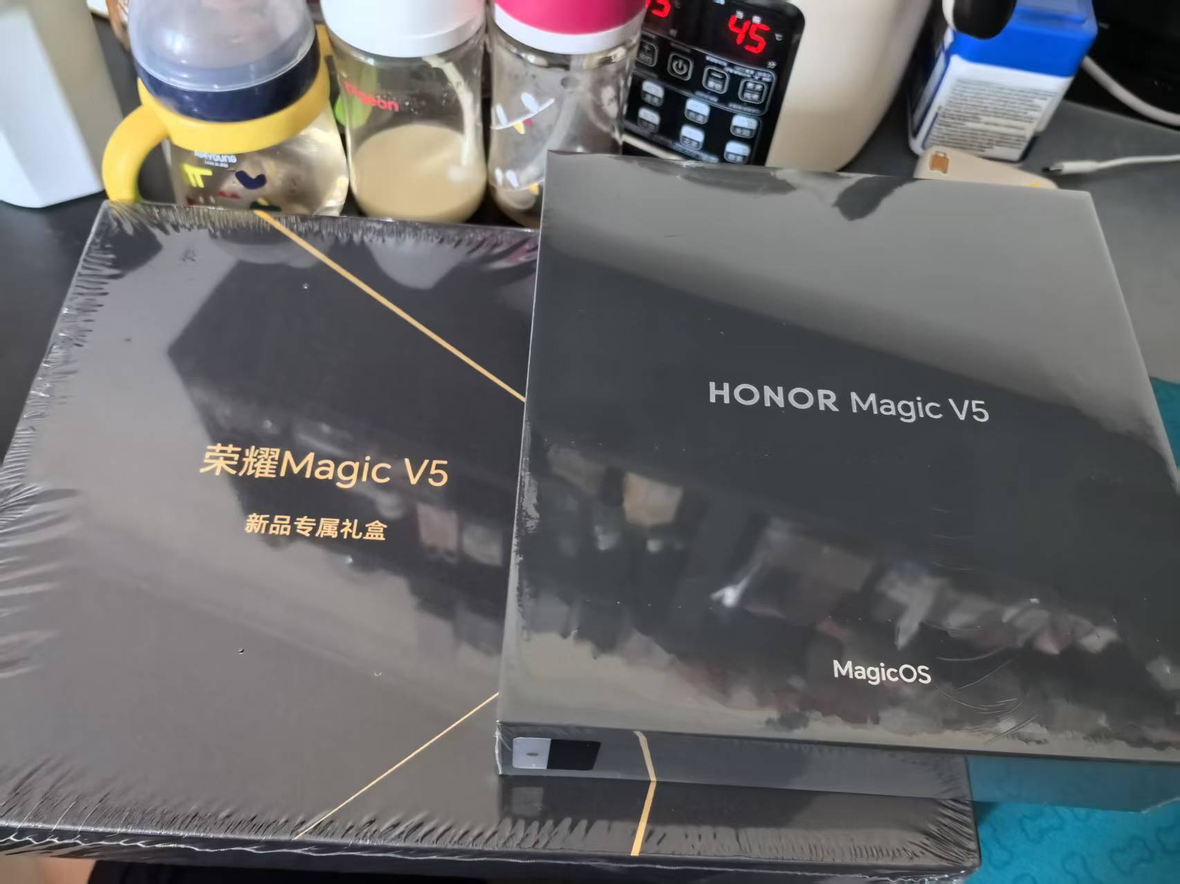 朋友的荣耀MagicV5到货了，首发还送了一个磁吸礼盒，这是他的第一台大折叠，