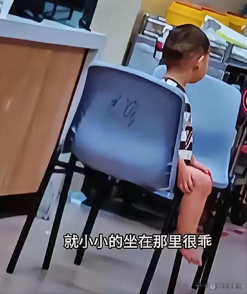 这个安静坐着的小男孩才两岁，但他此刻是在医院里，等待着医生给他检查身体，因为他与