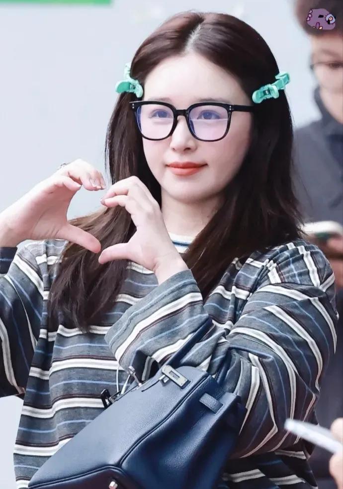 阚清子春日穿搭好清新阚清子这组私服太有春日氛围感啦🌿条纹衫搭配浅灰阔腿