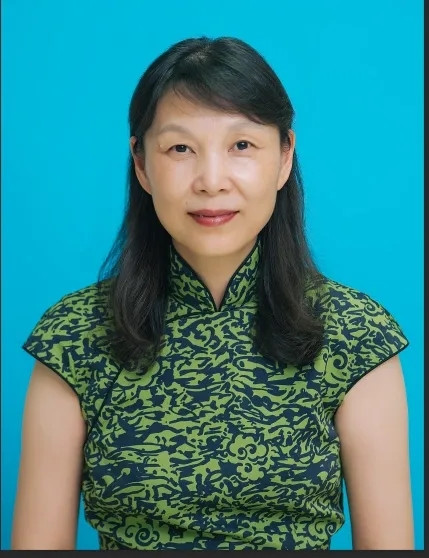 她是宗馥莉最大的竞争对手，对自己都那么狠，居然在51岁时还拼三胎，无名无分生了三
