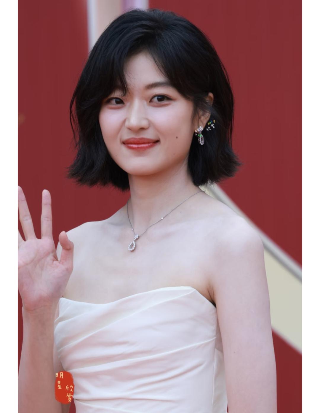 为什么资本大佬都盯着孙千？原因很简单不是因为漂亮，演技有多好，而是她年纪轻轻