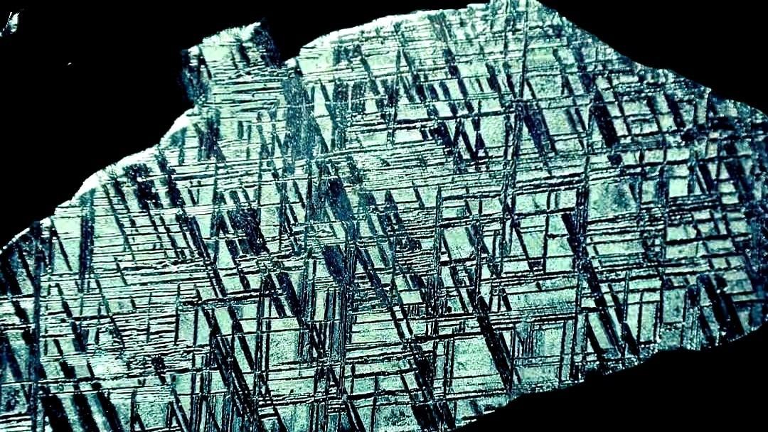 一块2.5吨重的中国铁陨石，静悄悄地躺在了俄罗斯圣彼得堡的海关仓库里。报关单上