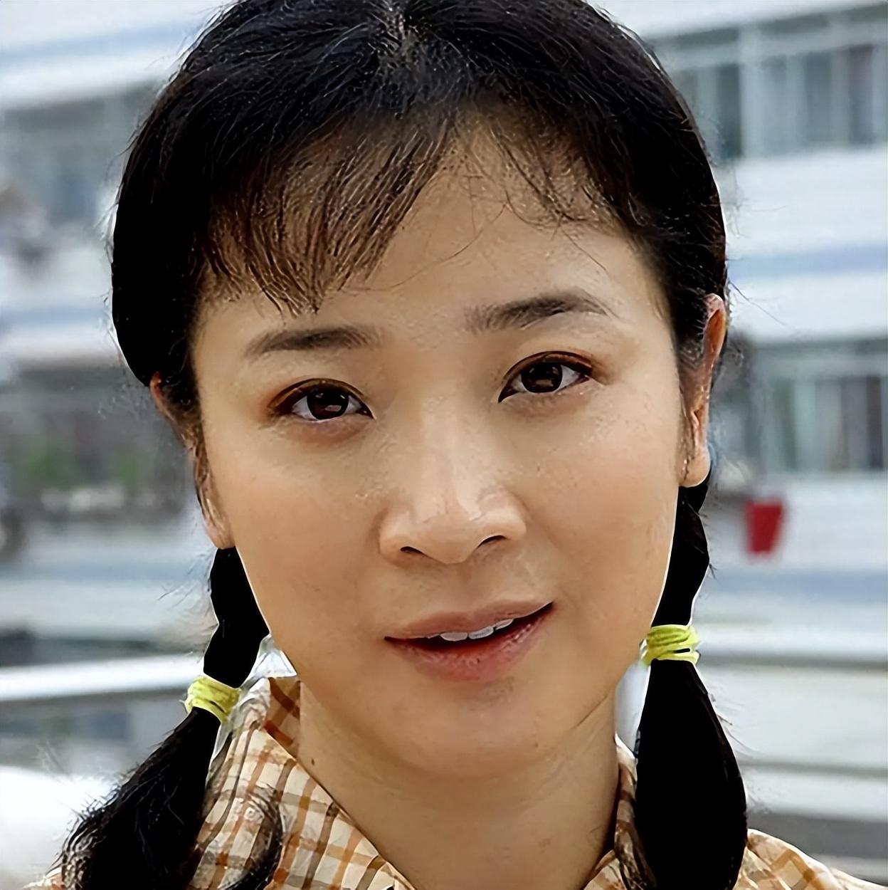 赫赫有名的国家级一级女艺人，居然屡次给坐轮椅的老公扣绿帽子，眼下亲骨肉也入了行当