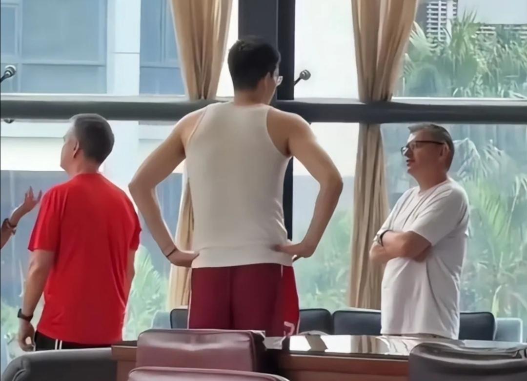 贝罗卡尔提前开启工作模式，场边观赛主动沟通焦泊乔即将正式出任广东宏远主教练