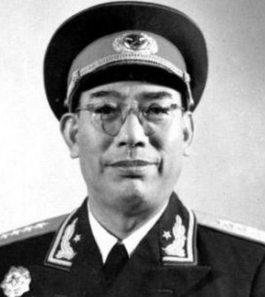 许光达辞去大将军衔时，认为有一位大将候选人资历更深，是谁让他甘愿让位？1955