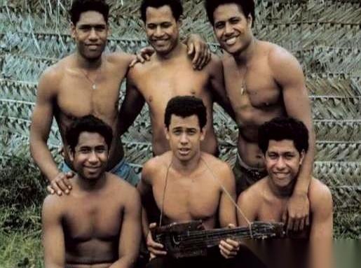 你敢信吗？六个孩子，在荒岛上硬扛了15个月，所有人都以为他们死了，家里连葬礼都办