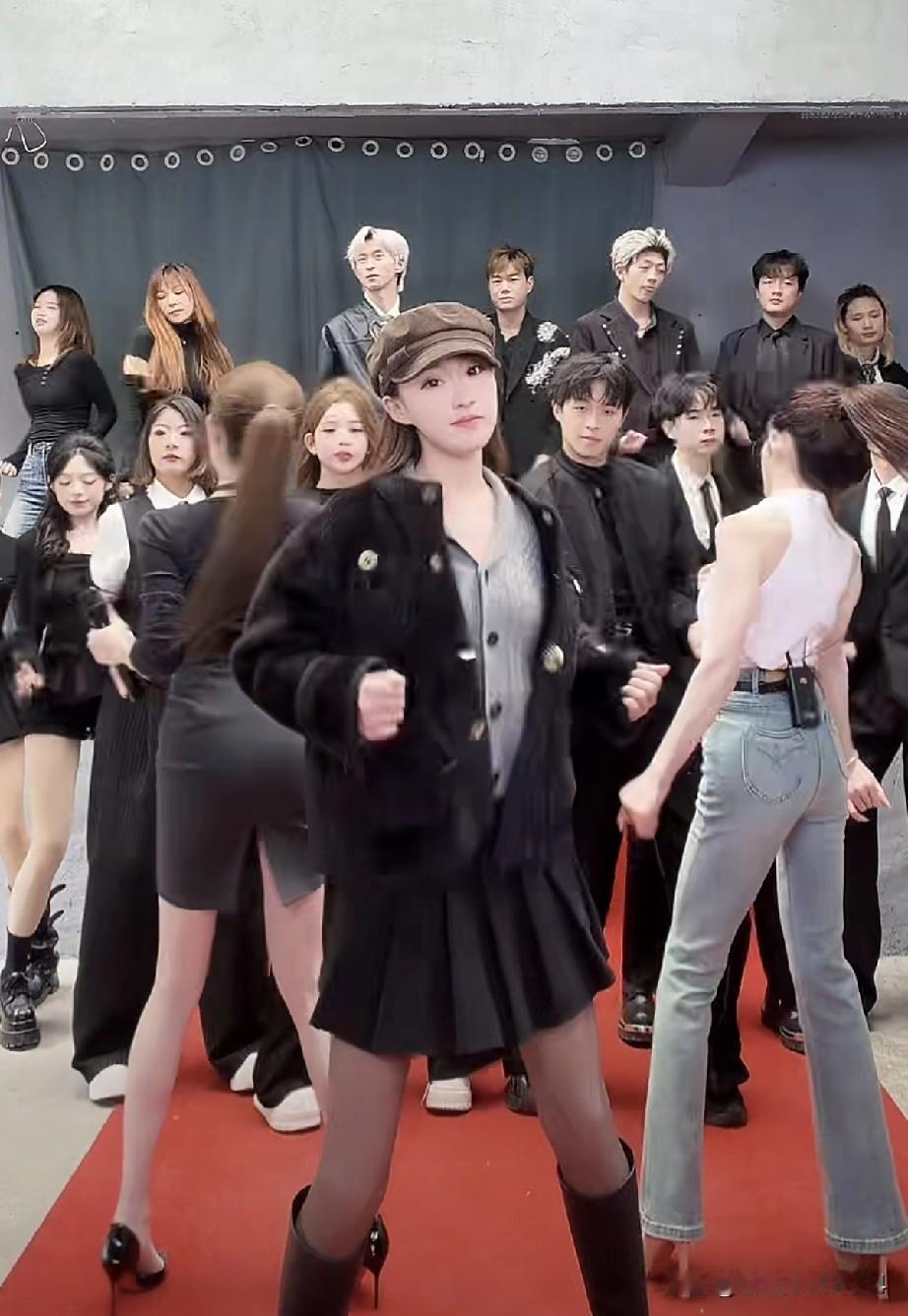 最近打开抖音，满眼皆是这类直播。一群人对着镜头，其中一两个穿着稍显特别，背对着镜