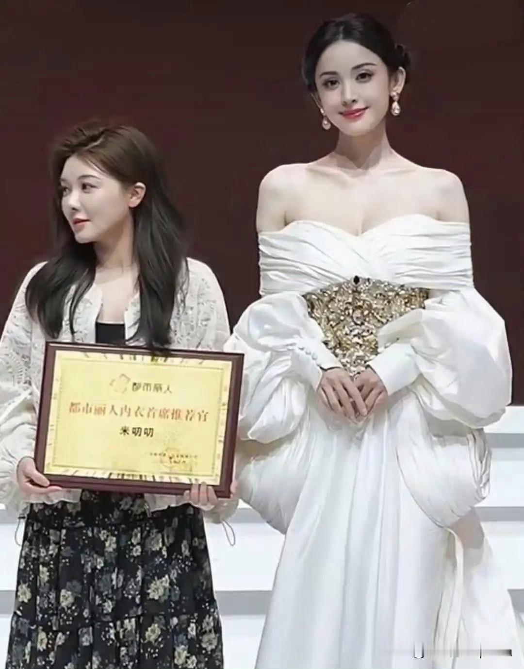 真的，这对比太真实了！左边姑娘放生活里绝对是小仙女级别了，走在街上回头率拉满的