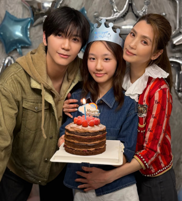 洪欣为女儿办12岁生日派对大儿子张镐濂也在场。洪欣扎着低马尾，身材苗条，脸部保