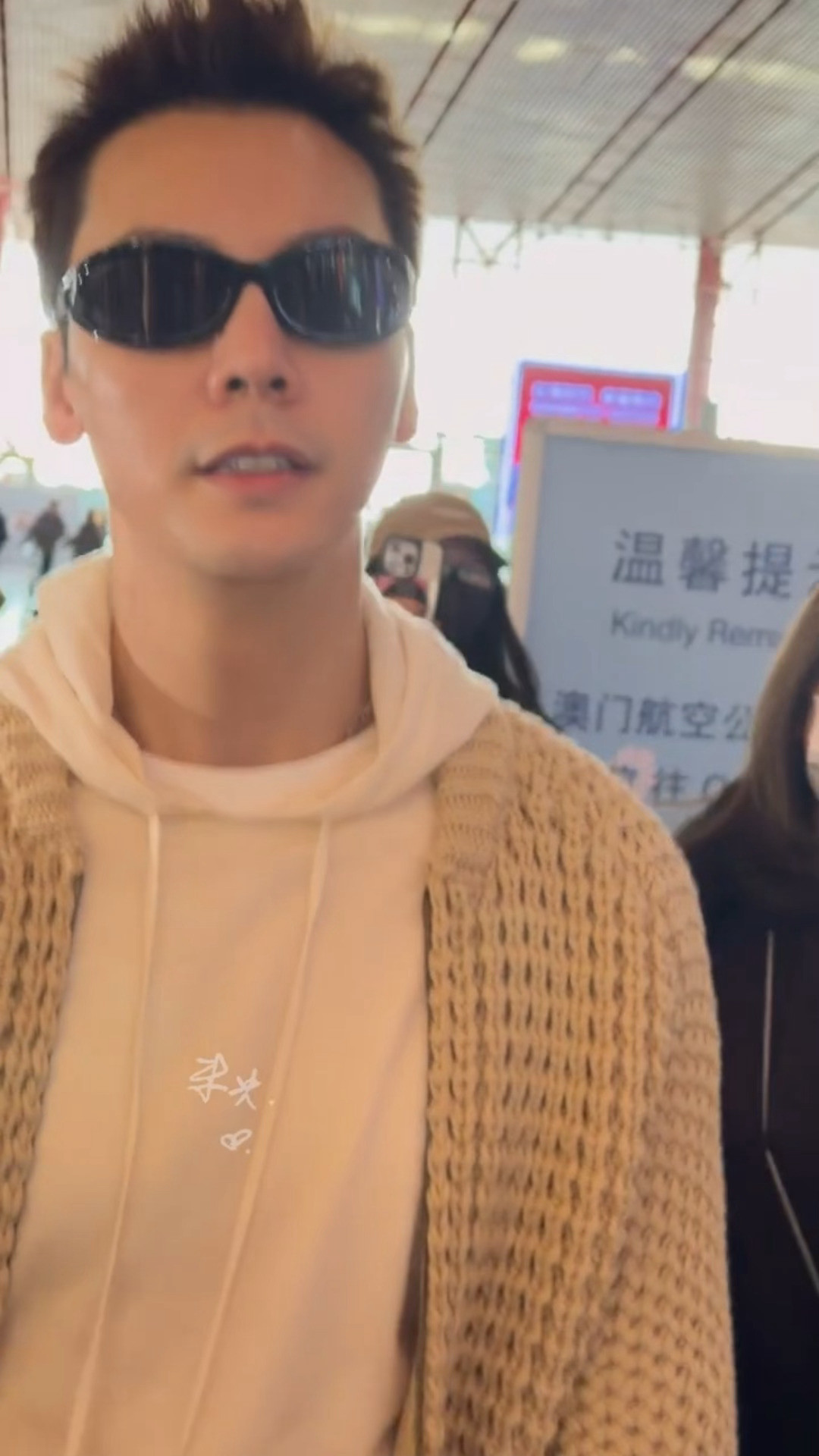 陈伟霆蒋易机场偶遇双视角位来了陈伟霆：“谁啊，哪个艺人啊前面？谁啊～”（一直在吃