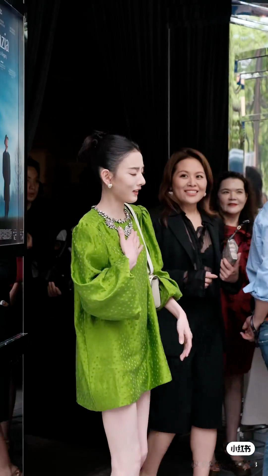 我现在相信了宋祖儿看狗都深情这句话….📕：是芷若呀