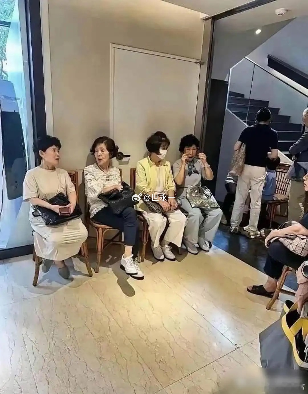 左边是韩国大妈，右边是中国大妈，两种不同的气质