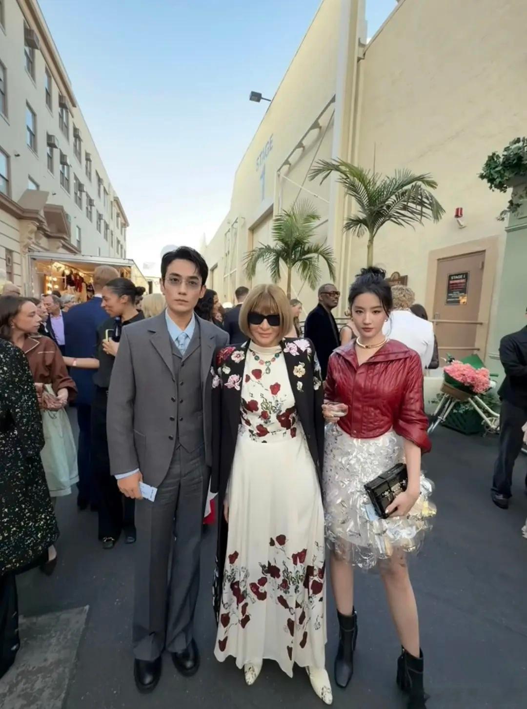 刘冲发的刘亦菲、朱一龙以及vogue主编安娜刘亦菲刘冲坐一辆车刘亦菲朱一龙秀场