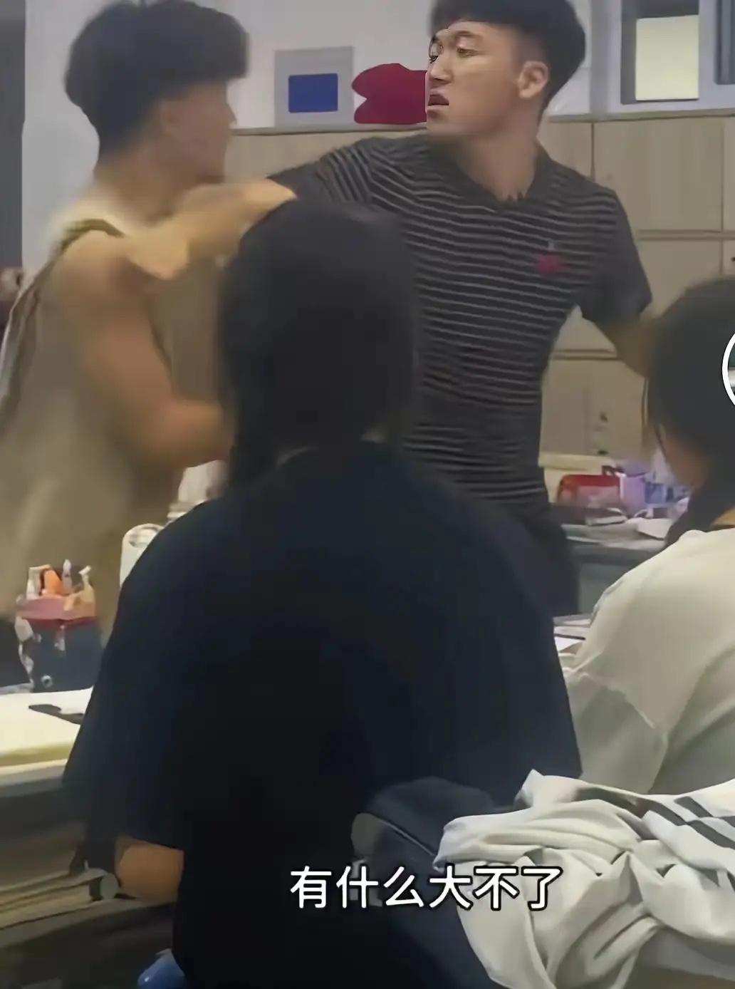 浙江一位男老师因为离婚患上抑郁症，想请假休养一段时间。去班里上最后一节课时，两个