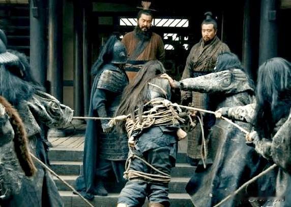 公元199年，曹操水淹下邳城，将吕布抓获，即使临死，他仍幻想能认曹操为义父以换命