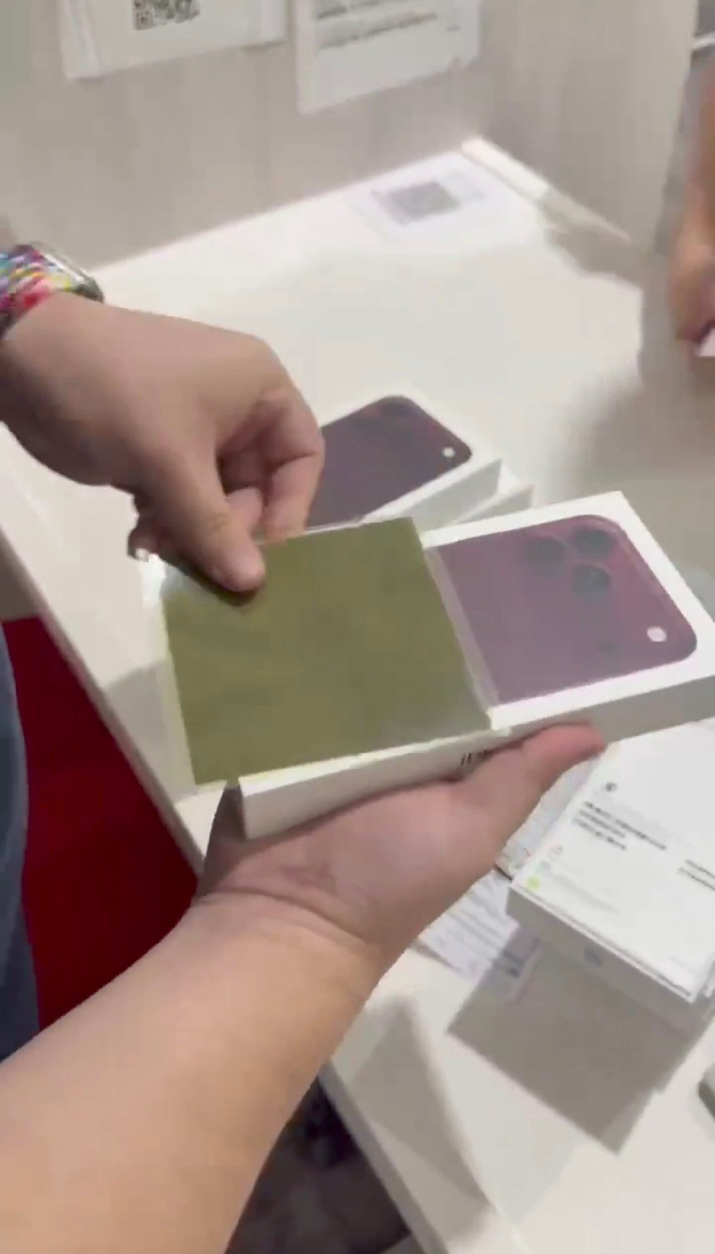 最近在东京有骗子利用iPhone18Pro的人气度行骗，有人拿好几盒看起来全