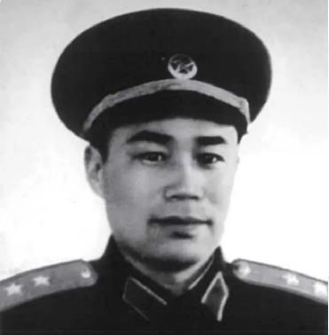 1937年，王近山视察新兵营，两个女兵向他敬礼，为何最后却被枪毙？王近山出生于