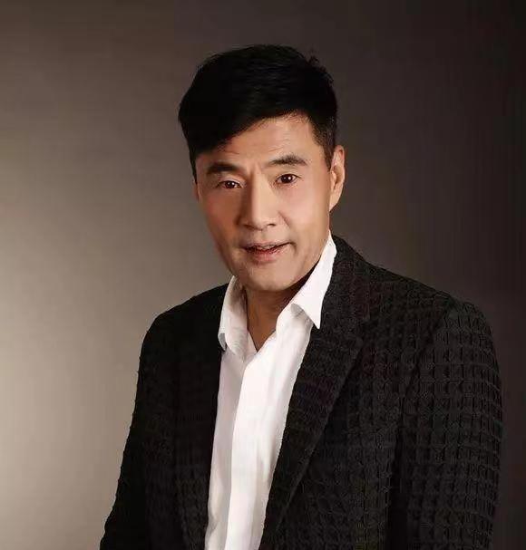 2003年，于荣光的父亲被查出肝癌，医生让于荣光赶紧办理住院治疗，但于荣光却说：