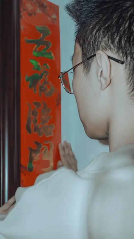 一大批年轻人开始反向过年！2026春节新风潮，团圆从此不一样还在挤破头抢返