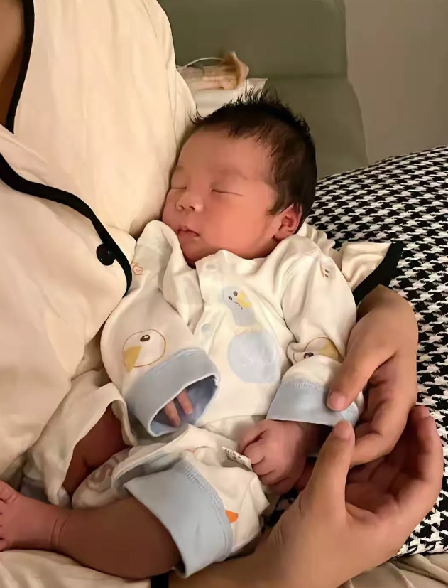 男子怀疑妻子对婚姻不忠，妻子生下儿子还没有满月，男子就要求验DNA。妻子死活不愿